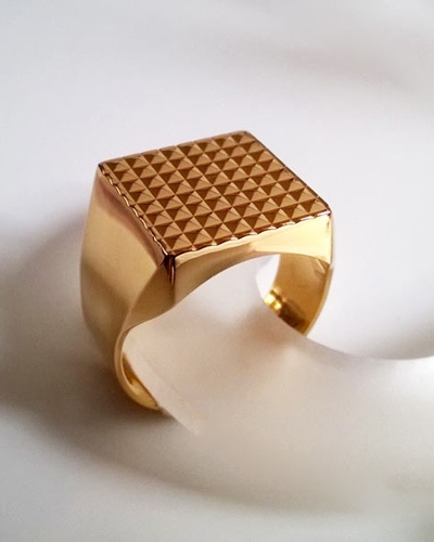 Chevalière homme carrée Pointe Diamant or jaune 750
