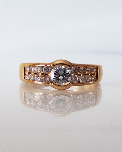 Anillo solitario plano con diamantes en oro amarillo 18 quilates 
